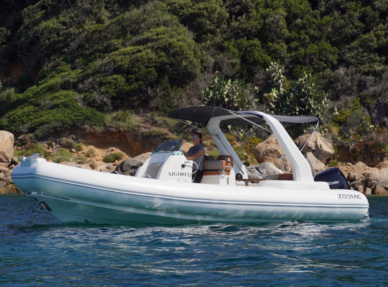 Zodiac Medline 7.50 — bateau avec permis en location chez Marinaloc à Propriano, Corse-du-Sud