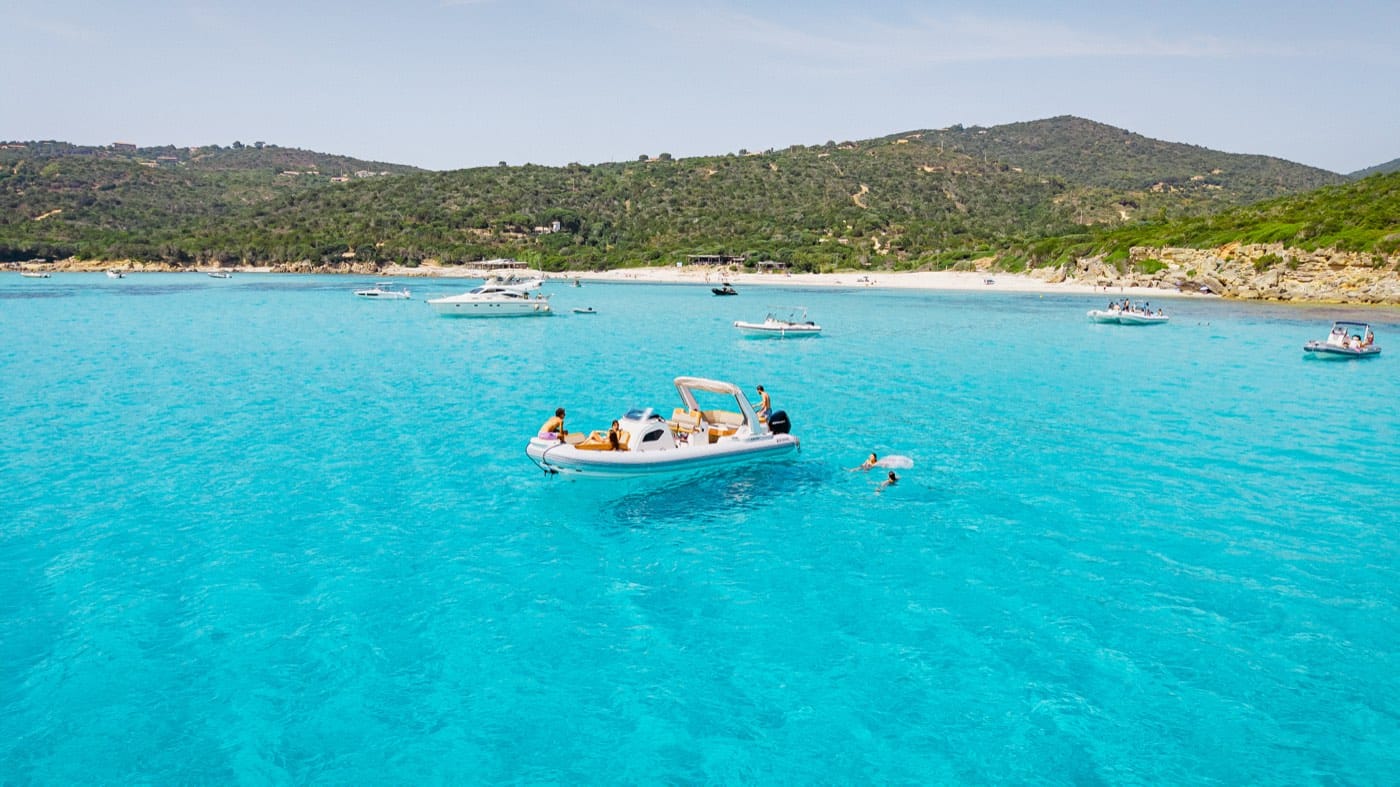 Littoral et plage de sable de la côte sud de la Corse