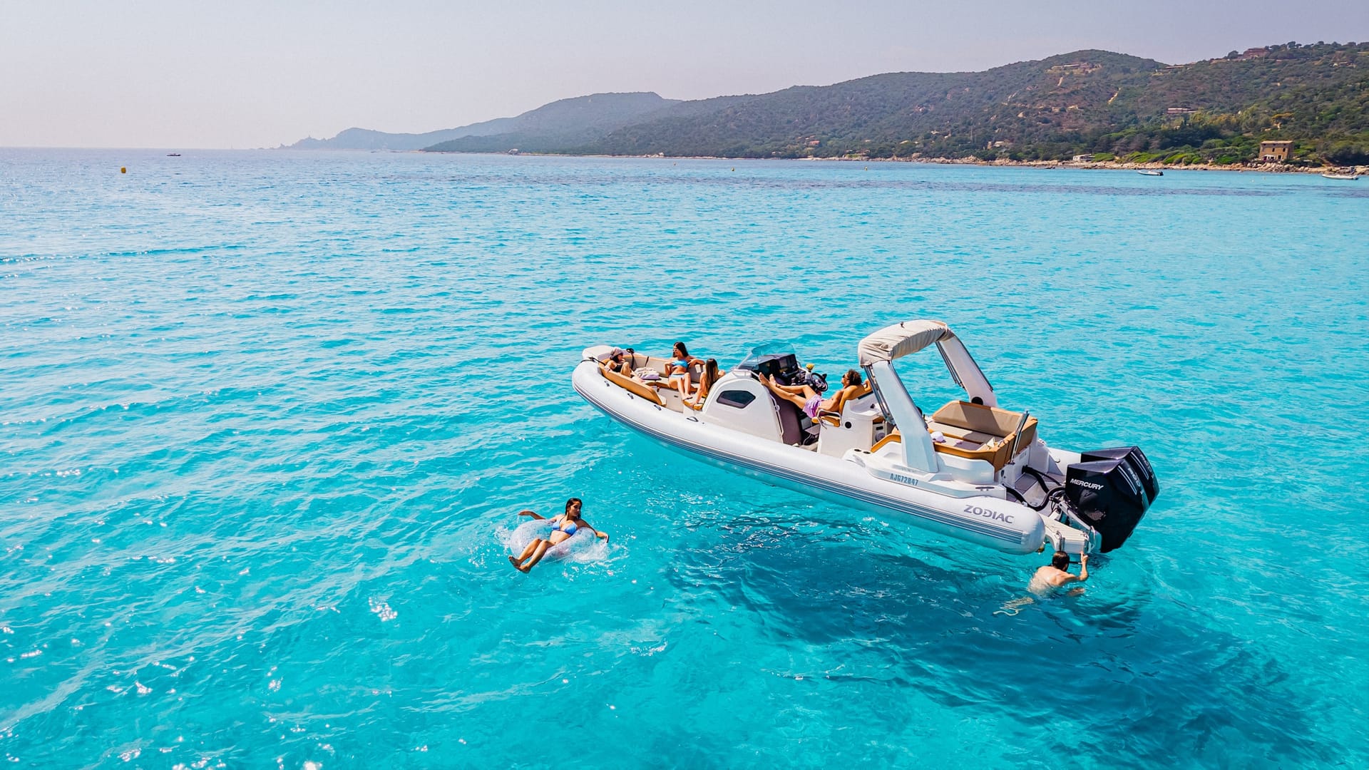 Bateau Marinaloc naviguant en mer turquoise à Propriano