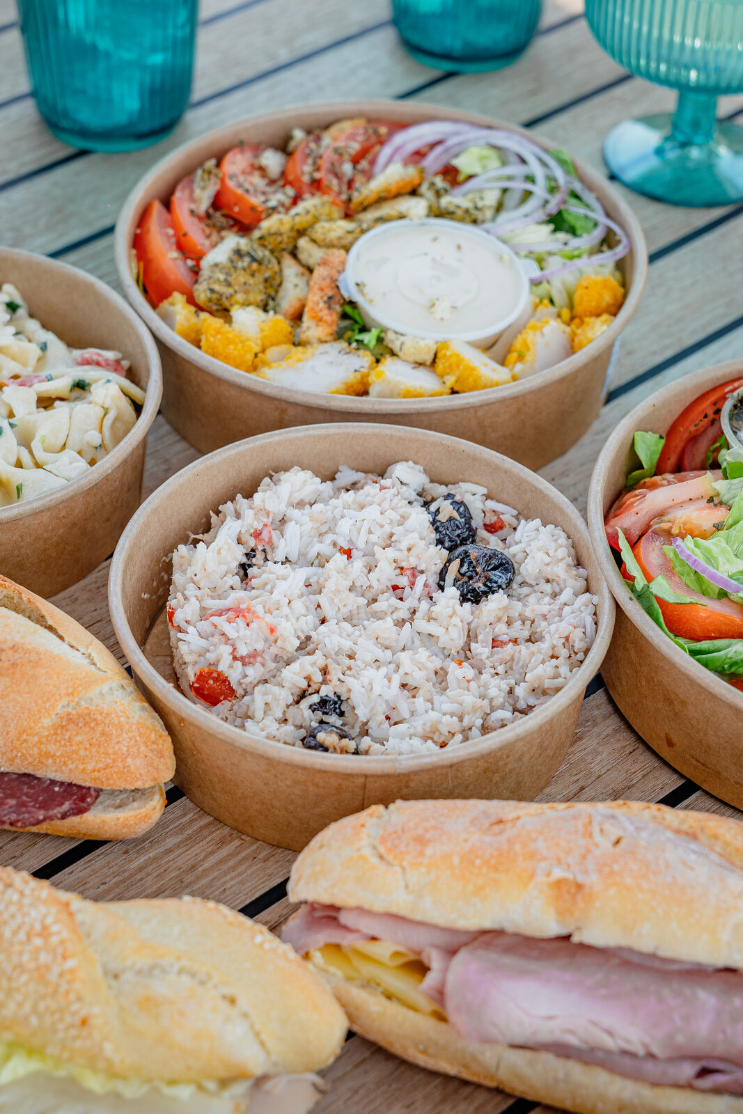 Salades fraîches des paniers-repas Marinaloc servies à bord