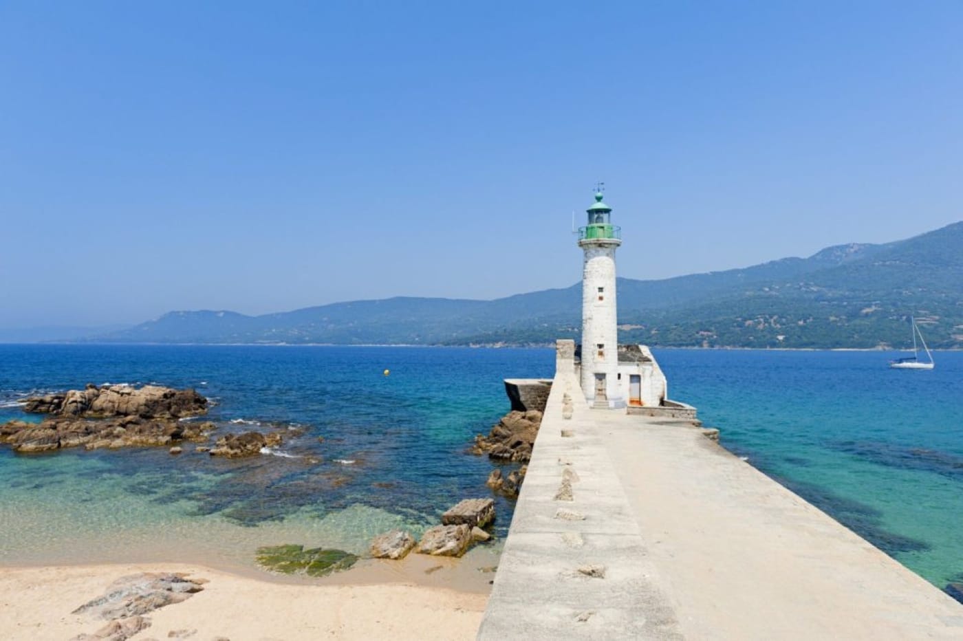Vue aérienne d’une crique corse aux eaux claires