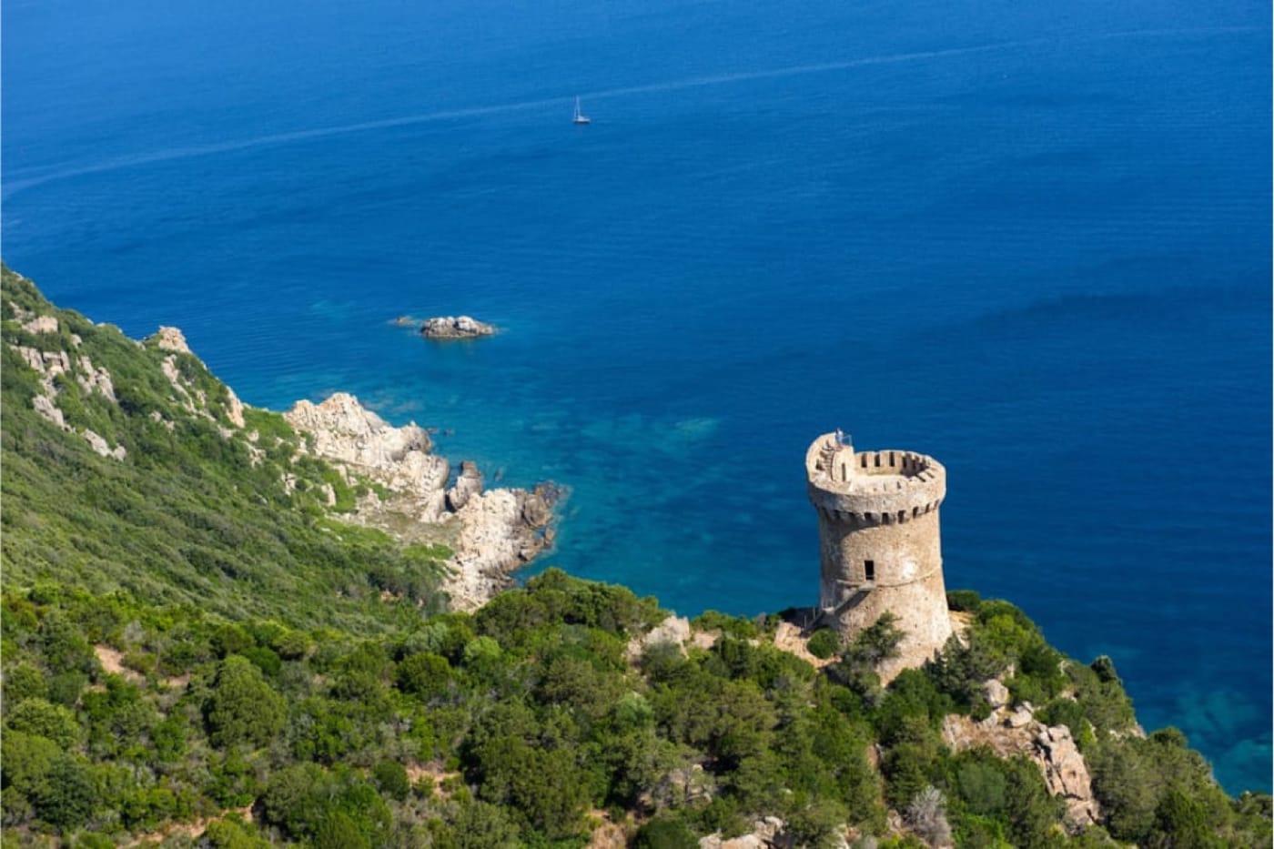 Vue aérienne d’une crique corse aux eaux claires