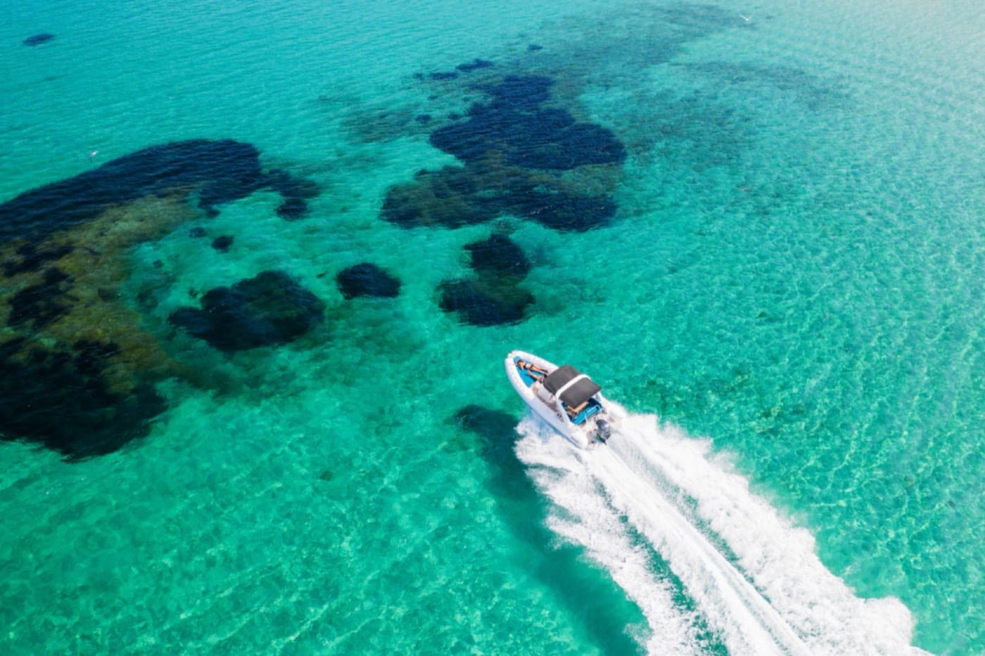 Mer turquoise et côte rocheuse de Corse-du-Sud